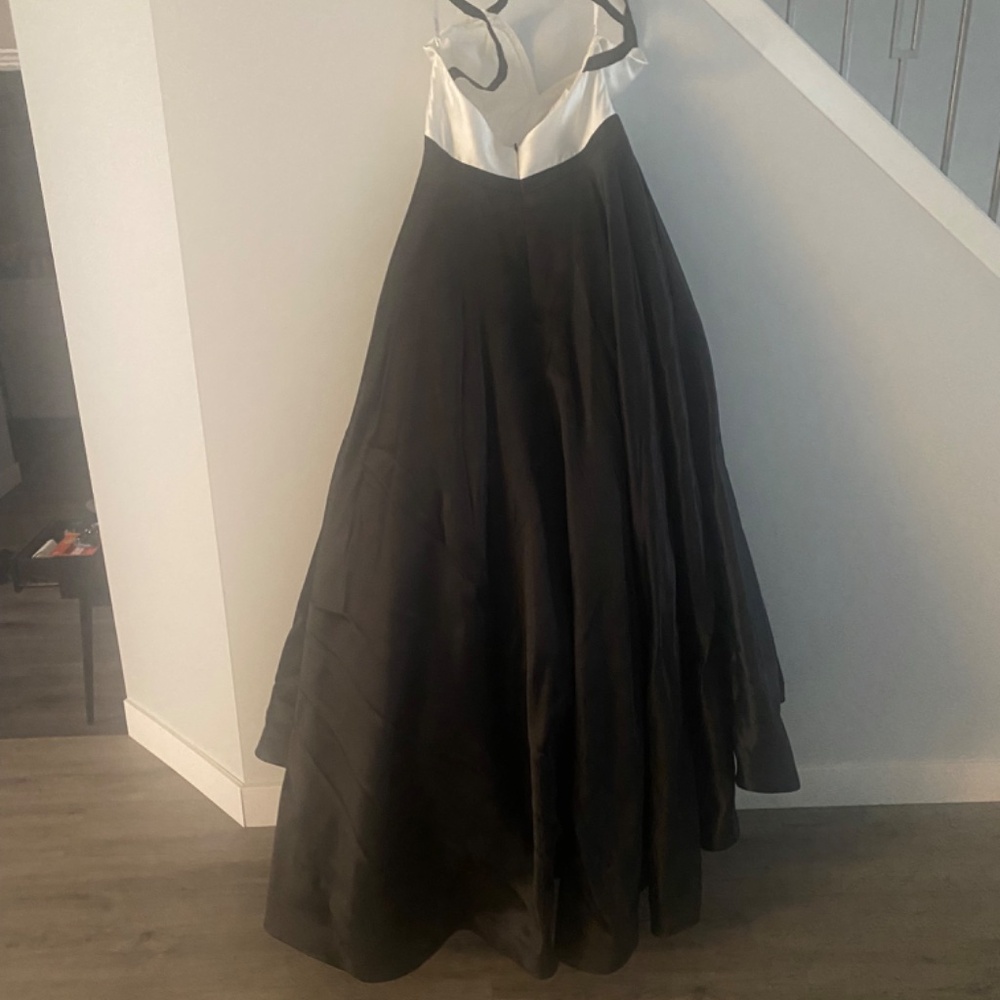 Grad gown - Picture 6 of 6